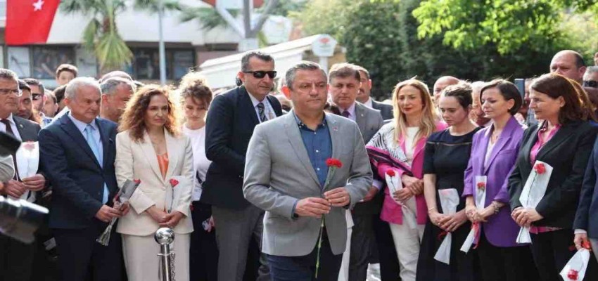 CHP Lideri Özel'den Karşıyaka'da Zübeyde Hanım'ın mezarına ziyaret