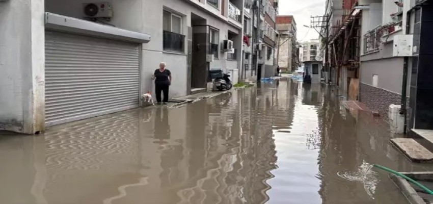 Karşıyaka'da yollar göle döndü...
