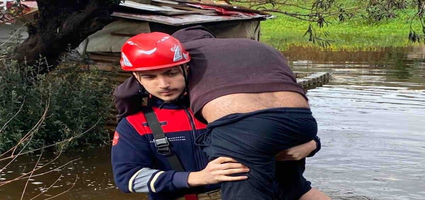 Karşıyaka'da itfaiye eri vatandaşı sırtında taşıyarak kurtardı