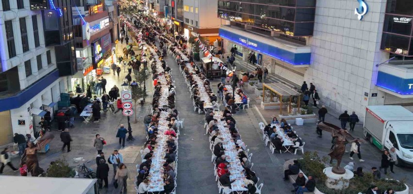 Karşıyaka Çarşı’da 5 bin kişi iftarda buluştu