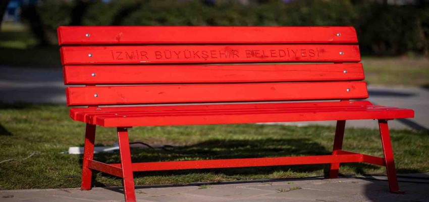 İzmir’den şiddete karşı güçlü mesaj: Kırmızı bank