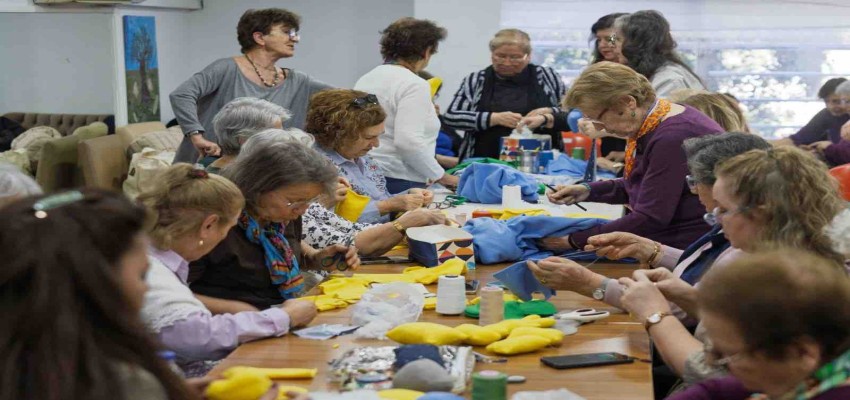 İzmir'de Tıp Bayramı'nda bebekler için oyuncak ürettiler