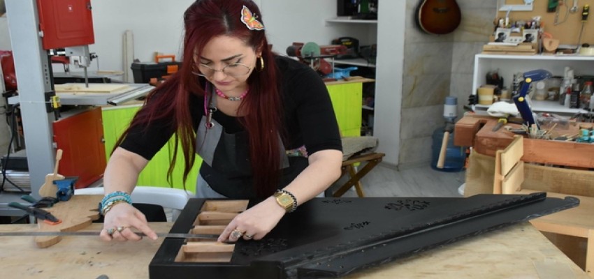 15 Yıldır Karşıyaka'daki atölyesinde kanun üretiyor