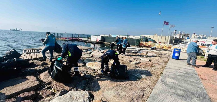 Doğaseverler Karşıyaka'da kıyı temizliği yaptı
