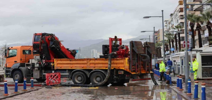 İzmir Büyükşehir Belediyesi sahada: 412 iş makinesi ve 1365 personel görevde