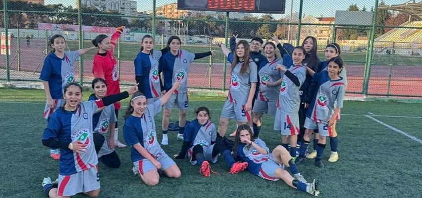 Karşıyaka Cemil Akyüz Ortaokulu farklı galibiyetle başladı...