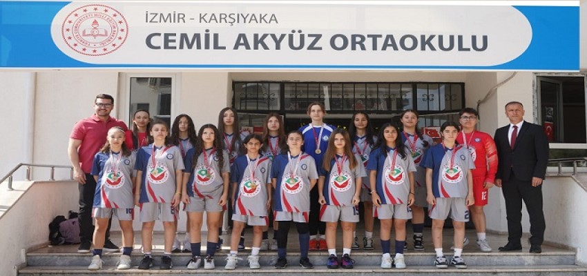 Cemil Akyüz OO Futbol Takımı Bölge Şampiyonu...