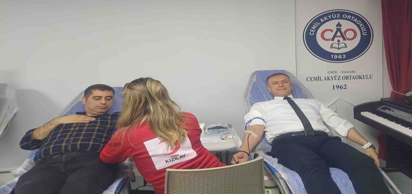 Öğretmen ve veliler kan vererek birbirimize candan bağlıyız dedi