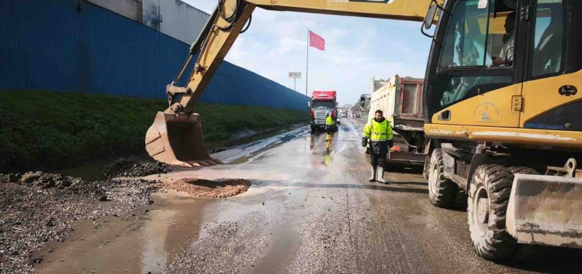 Aşırı yağış sonrası kapanan yollar açılıyor