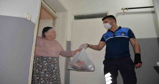 Yaşlı kadının yardımına Bergama Belediye zabıtası koştu