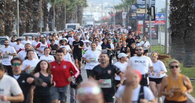 Karşıyaka’da 7'den 77'ye yüzlerce kişi Ata’dan Ana’ya koştu