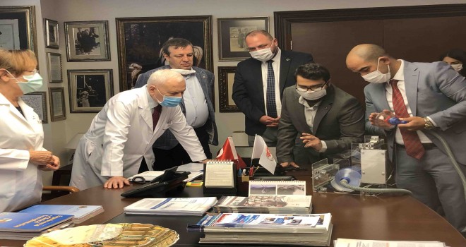 Başkan Gümrükçü yerli üretim solunum cihazını Başkent Üniversitesi’ne teslim etti