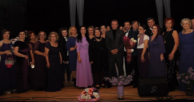 Karşıyaka Halk Eğitim  Merkezi TSM Korosu'ndan muhteşem konser
