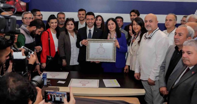 Bayraklı’da Başkan İrfan Önal mazbatasını aldı