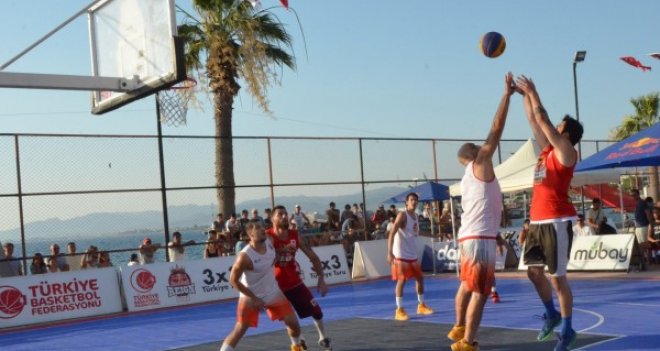 Dikili’de 3x3 sokak basketbolu maçları nefes kesti