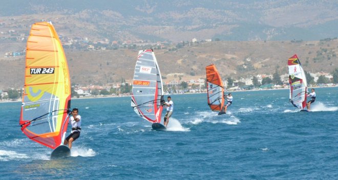 Dikili'de windsurf rüzgarı esti