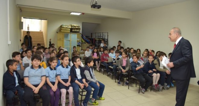 Donanmacı Mahallesi muhtarı Zenginer görevlerini çocuklara anlattı 