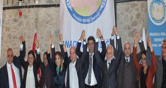 Dört parti el ele verdi!