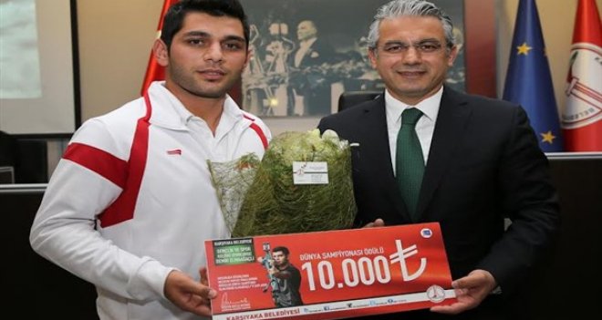 Dünya şampiyonu okçu ödüllendirildi