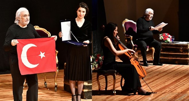 Dünya Tiyatro Günü'nde Müjdat Gezen İzmirlilerle buluştu