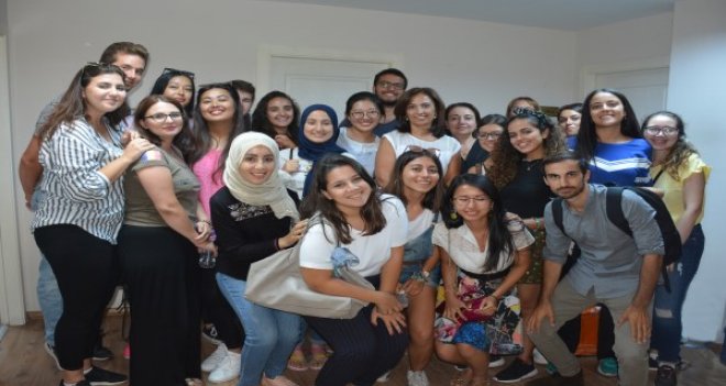 Dünyanın dört bir yanından öğrenciler İzmir Barosu’nda