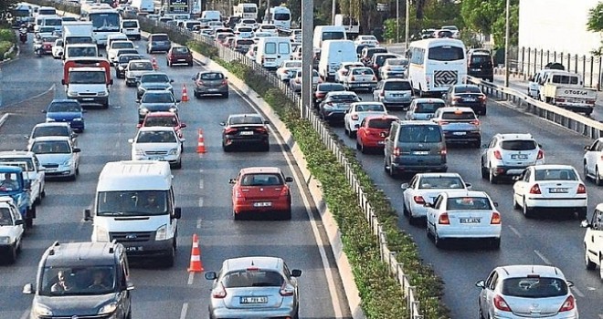 İzmir'de trafiğe kaydı yapılan taşıt sayısı arttı