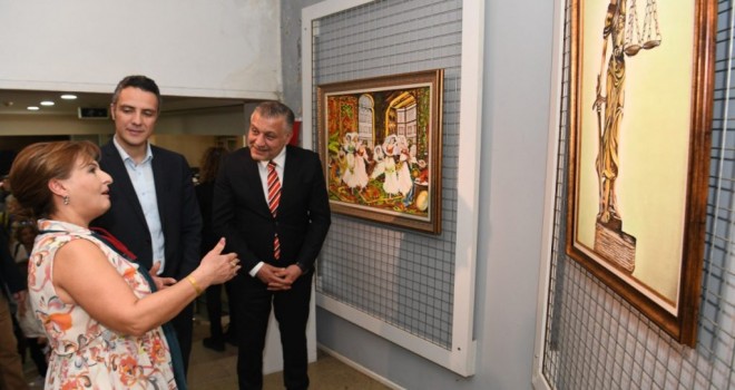 Babasının boyalarıyla sergi açtı