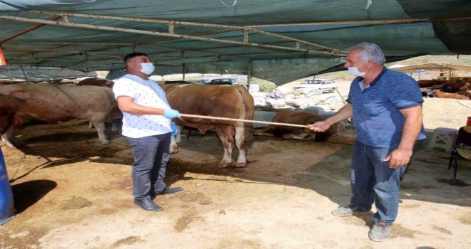 Karabağlar’da sosyal mesafeli satış