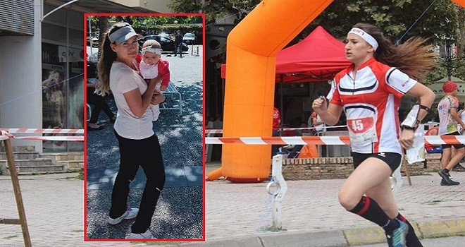 Kucağında kızıyla koştu, şampiyon oldu…