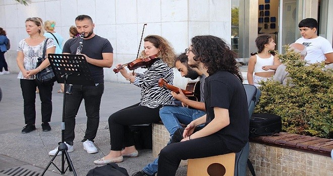 Dünya Sevgi Günü'nün ilk dinletisi Karşıyaka'da...