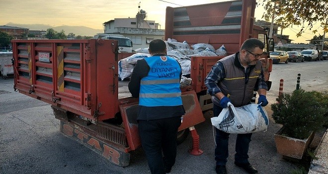 Karşıyaka Müftülüğü'nden kömür yardımı