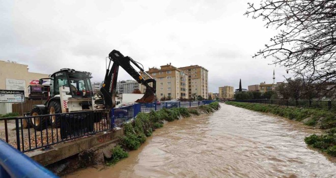 İzmir Büyükşehir ekipleri sağanak yağış nedeniyle seferber oldu