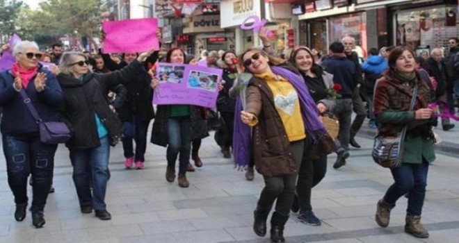 Kadınlar, Karşıyaka Çarşı'da dans ederek yürüdü