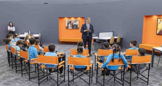 Başkan Tugay kütüphanede çocuklara hikaye okudu