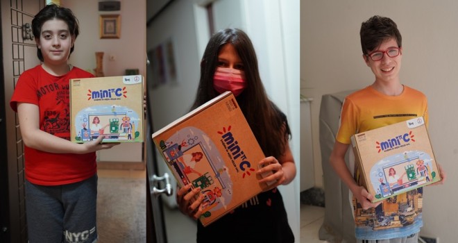 Karşıyaka'da 100 çocuğa mini bilgisayar hediye edildi