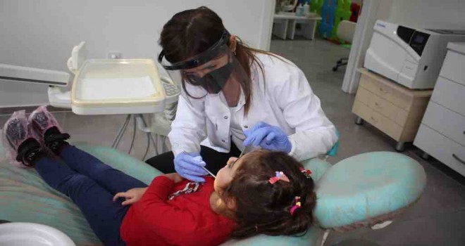 Karşıyaka’da 1750 çocuk diş taramasından geçirildi