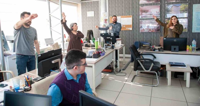 Karşıyaka Belediyesi’nde çalışanlar güne sporla başlıyor