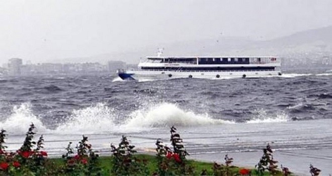 Fırtına İzmir'deki deniz ulaşımını durdurdu