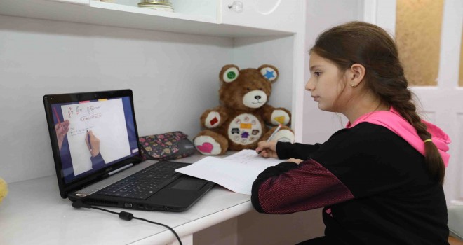 Bucalı gençler Dijital Dershane’yi sevdi:  8 bin üye