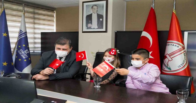 Başkan Tugay'ın iki çocuk misafiri vardı...