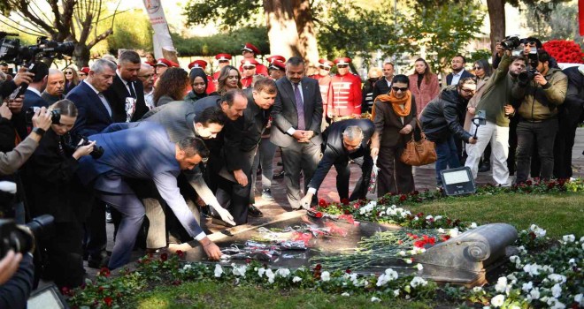 Zübeyde Hanım'ın mezarı başında 8 Mart töreni