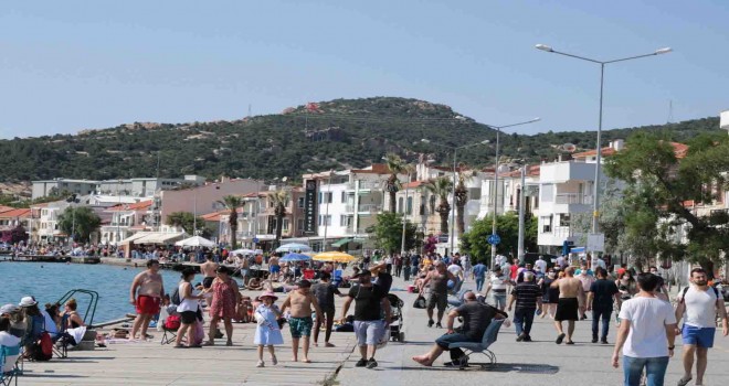 Foça'ya yaz kalabalıkları geri döndü