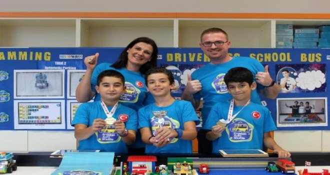 Tasarladıkları sürücüsüz okul servisi ile dünya birincisi oldular