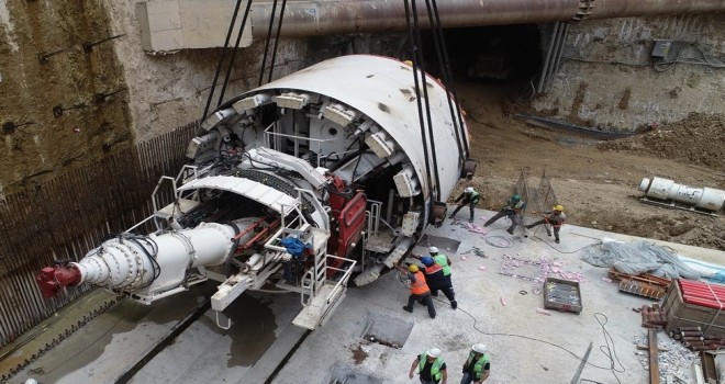 Dev köstebek yer altına indi