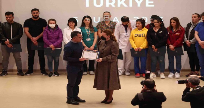 Deprem bölgesinden dönen DEÜ ekiplerine teşekkür belgesi