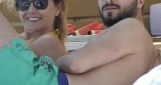 ECE ERKEN TATİL SEZONUNU ÇEŞME'DE AÇTI