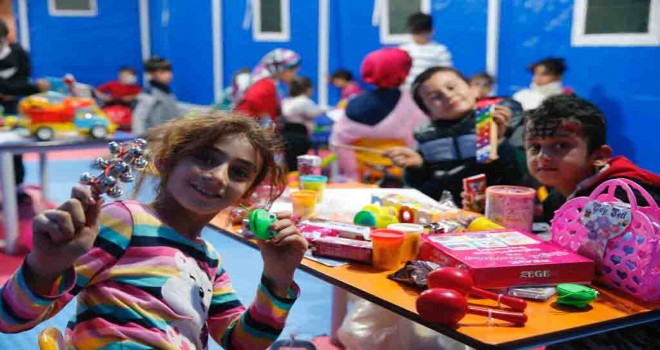 Hayata oyunla tutunuyorlar