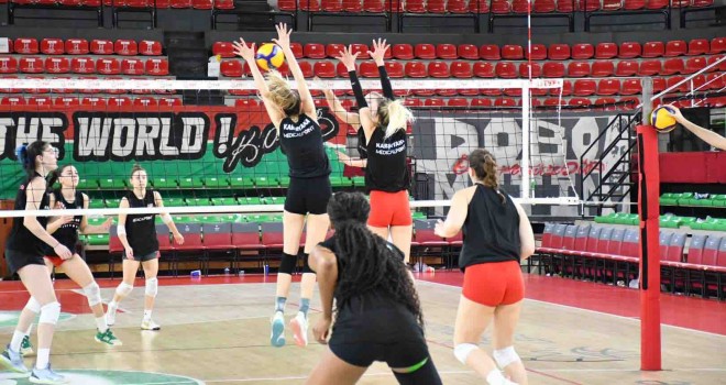 Karşıyaka filede İstanbul Büyükşehir karşısında