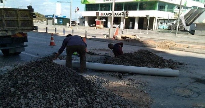 İZSU Karşıyaka İskele önü kanal ve mazgalları tamir ediyor