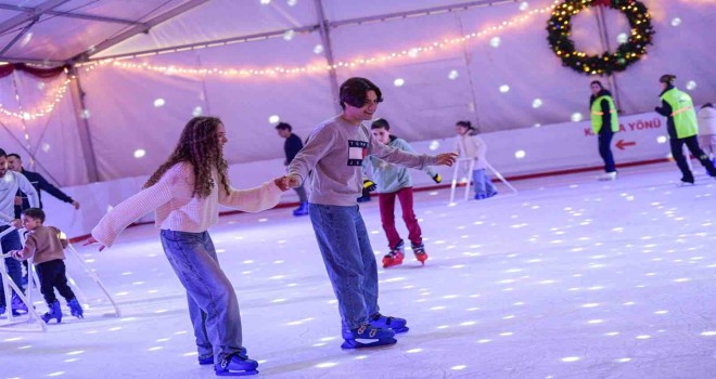 İzmir'de kışın keyfi buzda yaşanıyor